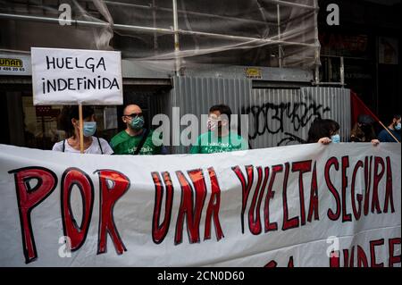 Madrid, Spanien. September 2020. Lehrer und Schüler protestierten gegen die Forderung nach Sicherheitsmaßnahmen gegen das Coronavirus in Schulen und Universitäten, während COVID-19-Fälle in Spanien weiter zunehmen. Lehrer und Schüler streiken im Bildungswesen in der Gemeinde Madrid. Quelle: Marcos del Mazo/Alamy Live News Stockfoto