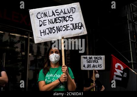 Madrid, Spanien. September 2020. Ein Protestant hält ein Plakat mit der Aufschrift "Sie spielen nicht mit der Gesundheit unserer Kinder", während Lehrer und Schüler in Schulen und Universitäten anspruchsvolle Sicherheitsmaßnahmen gegen Coronavirus demonstrieren, während COVID-19-Fälle in Spanien weiter zunehmen. Lehrer und Schüler streiken im Bildungswesen in der Gemeinde Madrid. Quelle: Marcos del Mazo/Alamy Live News Stockfoto