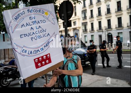 Madrid, Spanien. September 2020. Lehrer und Schüler protestierten gegen die Forderung nach Sicherheitsmaßnahmen gegen das Coronavirus in Schulen und Universitäten, während COVID-19-Fälle in Spanien weiter zunehmen. Lehrer und Schüler streiken im Bildungswesen in der Gemeinde Madrid. Quelle: Marcos del Mazo/Alamy Live News Stockfoto