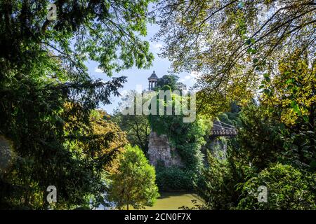 Sibyl Tempel und Teich im Buttes-Chaumont Park, Paris Stockfoto