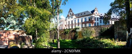 Das barocke Stadtpalais in Darmstadt und das Leibgardistendenkmal. Das barocke Darmstädter Stadtschloss Stockfoto