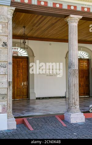 Mazatlan, Mexiko - 23. April 2008: Eingang im historischen Gebäude des Teatro Angela Peralta mit Säulen und geschnitzten Holztüren, Innenstadt. Stockfoto