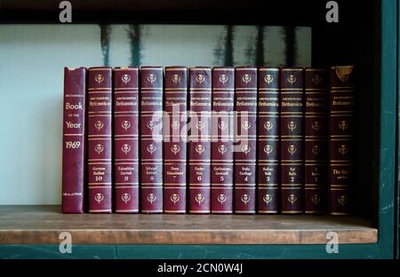 Eine Reihe von Vintage Enzyklopädie Britannica Bücher im Regal. Stockfoto