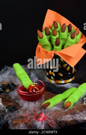 Hexen-Finger-Kekse aus Mürbeteig mit Mandel-Fingernagel. Ideal für ein Happy Hallowe Stockfoto