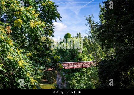 Teich im Buttes-Chaumont Park, Paris Stockfoto