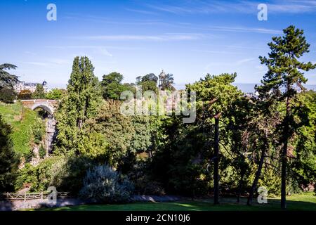 Sibyl Tempel und Teich im Buttes-Chaumont Park, Paris Stockfoto