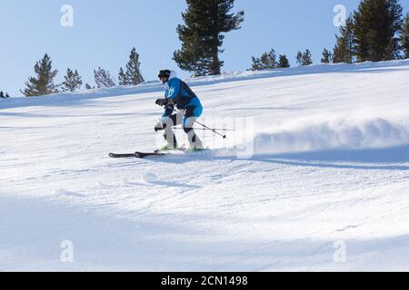 Skifahrer, die den Berg hinunterfahren Stockfoto