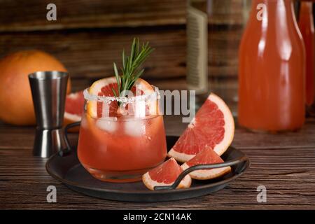 Cocktail Tequila frischer Grapefruitsaft kombiniert mit Rosmarin. Ein festlicher Drink ist ideal für Brunch, Stockfoto