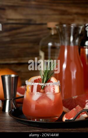 Cocktail Tequila frischer Grapefruitsaft kombiniert mit Rosmarin. Ein festlicher Drink ist ideal für Brunch, Stockfoto