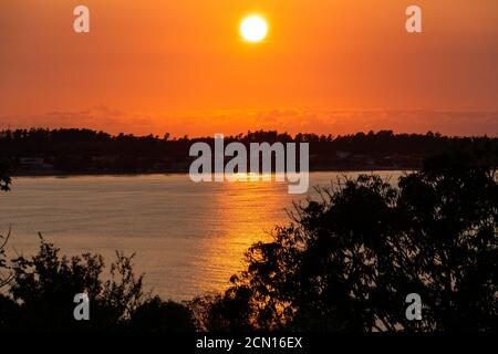 Farbenfroher Sonnenaufgang in Anchieta, Bundesstaat Espirito Santo, Brasilien Stockfoto