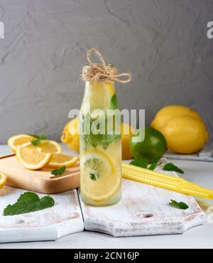 Sommerlicher erfrischender Drink Limonade mit Zitronen, Minzblättern, Limette in einer Glasflasche Stockfoto