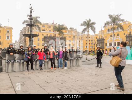 Asiatische Touristen posieren mit der Polizei in Lima, Peru Stockfoto