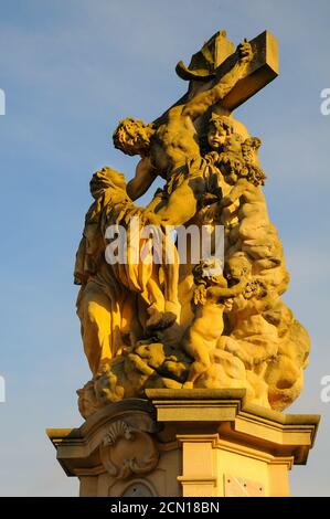 Statue der Kreuzigung auf der Karlsbrücke, Prag Stockfoto