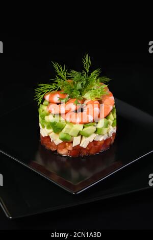 Tartar Avocado mit Mozzarella, Tomaten und Garnelen. Stockfoto