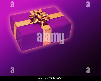 Weihnachtsgeschenk auf dunkelviolettem Hintergrund. 3D-Rendering Stockfoto