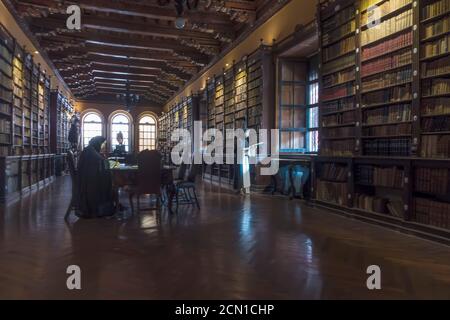 Modelle von Mönchen, die ein Manuskript in der alten Bibliothek des Klosters Santo Domingo, Lima, Peru lesen Stockfoto