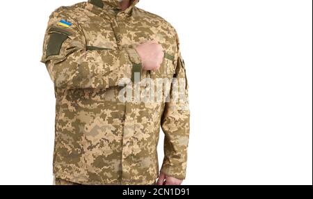 Ukrainischer Mann Krieger in einer militärischen Pixel Uniform gekleidet steht Auf weißem Hintergrund Stockfoto