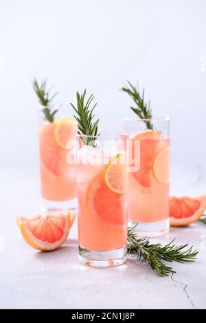 Frische Limette und Rosmarin in Kombination mit frischem Grapefruitsaft und Tequila. Dieser Cocktail ist voll Stockfoto