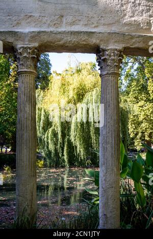 Korinthische Kolonnade im Parc Monceau, Paris, Frankreich Stockfoto