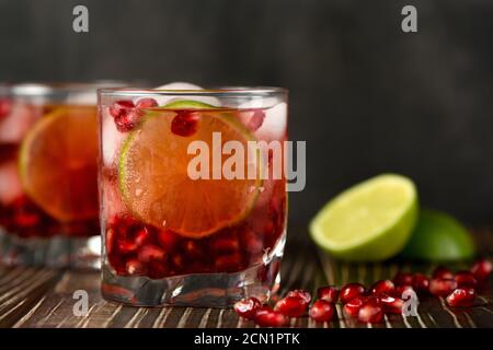 Granatapfel Gimlet - ein Cocktail auf Gin-Basis mit Limettensaft, Gin kann durch Wodka ersetzt werden. Stockfoto