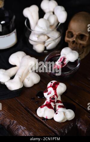 Creepy Meringue Knochen, süße Leckereien für Halloween Stockfoto