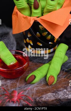 Hexen-Finger-Kekse aus Mürbeteig mit Mandel-Fingernagel. Ideal für ein Happy Hallowe Stockfoto