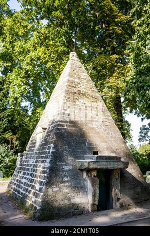 Pyramide in Parc Monceau, Paris, Frankreich Stockfoto