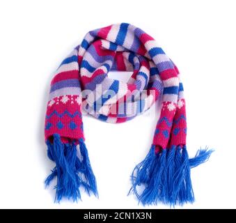 Farblich gestrickter Schal auf weißem Hintergrund, modisches Winter-Accessoire Stockfoto