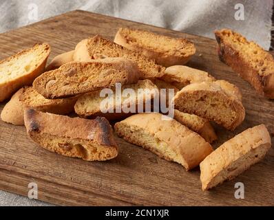 Stücke von gebackenen italienischen weihnachten Biscotti Cookies auf einem braunen Holzbrett Stockfoto