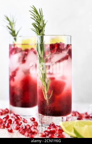 Granatapfel Gimlet - ein Cocktail auf Gin-Basis mit Limettensaft, Gin kann durch Wodka ersetzt werden. Stockfoto