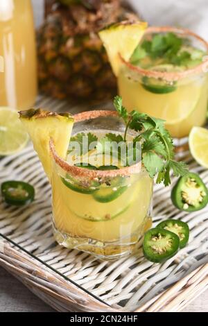 Würzige Ananas Margarita mit Jalapeno Scheiben, Limone und Koriander Zweige Stockfoto