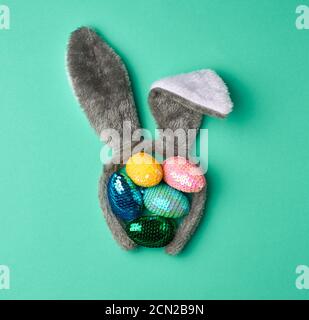 Bunte dekorative Ostereier verziert mit Pailletten auf einem grünen Hintergrund Stockfoto