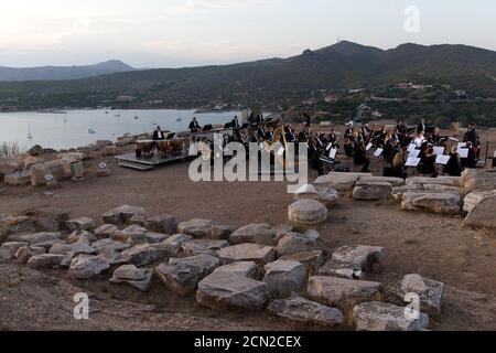 (200917) -- ATHEN, 17. September 2020 (Xinhua) -- Musiker spielen ein Musical vor den Ruinen des Tempels von Poseidon am Kap Sounion, etwa 70 km südöstlich von Athen, Griechenland, am 17. September 2020. Aus Anlass des 70. Jahrestages der Gründung der Griechischen Nationalen Tourismusorganisation (GNTO) und des 71. Jahrestages der Gründung der Volksrepublik China und des Herbstfestes wird ein Musical mit dem Titel "solange es Achäer gibt -- Variations on a Sunbeam' wurde am Donnerstag vor den Ruinen des emblematischen 2,500 Jahre alten Tempels von Poseidon, dem g inszeniert Stockfoto