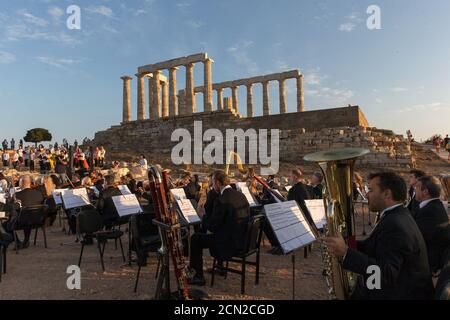 (200917) -- ATHEN, 17. September 2020 (Xinhua) -- Musiker spielen ein Musical vor den Ruinen des Tempels von Poseidon am Kap Sounion, etwa 70 km südöstlich von Athen, Griechenland, am 17. September 2020. Aus Anlass des 70. Jahrestages der Gründung der Griechischen Nationalen Tourismusorganisation (GNTO) und des 71. Jahrestages der Gründung der Volksrepublik China und des Herbstfestes wird ein Musical mit dem Titel "solange es Achäer gibt -- Variations on a Sunbeam' wurde am Donnerstag vor den Ruinen des emblematischen 2,500 Jahre alten Tempels von Poseidon, dem g inszeniert Stockfoto