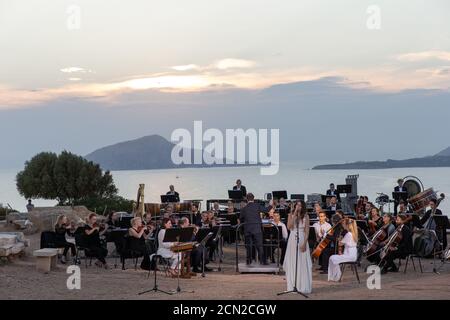 (200917) -- ATHEN, 17. September 2020 (Xinhua) -- Musiker spielen ein Musical vor den Ruinen des Tempels von Poseidon am Kap Sounion, etwa 70 km südöstlich von Athen, Griechenland, am 17. September 2020. Aus Anlass des 70. Jahrestages der Gründung der Griechischen Nationalen Tourismusorganisation (GNTO) und des 71. Jahrestages der Gründung der Volksrepublik China und des Herbstfestes wird ein Musical mit dem Titel "solange es Achäer gibt -- Variations on a Sunbeam' wurde am Donnerstag vor den Ruinen des emblematischen 2,500 Jahre alten Tempels von Poseidon, dem g inszeniert Stockfoto