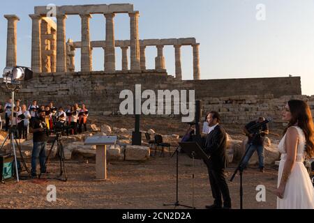 (200917) -- ATHEN, 17. September 2020 (Xinhua) -- Sänger führen ein Musical vor den Ruinen des Tempels von Poseidon am Kap Sounion, etwa 70 km südöstlich von Athen, Griechenland, am 17. September 2020 auf. Aus Anlass des 70. Jahrestages der Gründung der Griechischen Nationalen Tourismusorganisation (GNTO) und des 71. Jahrestages der Gründung der Volksrepublik China und des Herbstfestes wird ein Musical mit dem Titel "solange es Achäer gibt -- Variations on a Sunbeam' wurde am Donnerstag vor den Ruinen des emblematischen 2,500 Jahre alten Tempels von Poseidon, dem gott, inszeniert Stockfoto