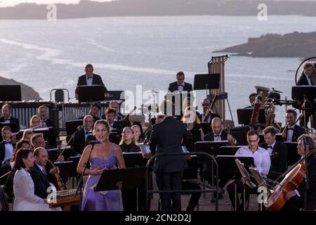 (200917) -- ATHEN, 17. September 2020 (Xinhua) -- Musiker spielen ein Musical vor den Ruinen des Tempels von Poseidon am Kap Sounion, etwa 70 km südöstlich von Athen, Griechenland, am 17. September 2020. Aus Anlass des 70. Jahrestages der Gründung der Griechischen Nationalen Tourismusorganisation (GNTO) und des 71. Jahrestages der Gründung der Volksrepublik China und des Herbstfestes wird ein Musical mit dem Titel "solange es Achäer gibt -- Variations on a Sunbeam' wurde am Donnerstag vor den Ruinen des emblematischen 2,500 Jahre alten Tempels von Poseidon, dem g inszeniert Stockfoto