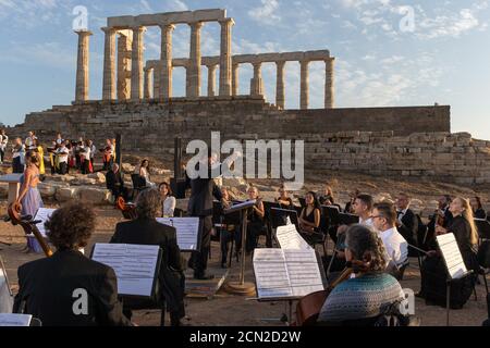 (200917) -- ATHEN, 17. September 2020 (Xinhua) -- Musiker spielen ein Musical vor den Ruinen des Tempels von Poseidon am Kap Sounion, etwa 70 km südöstlich von Athen, Griechenland, am 17. September 2020. Aus Anlass des 70. Jahrestages der Gründung der Griechischen Nationalen Tourismusorganisation (GNTO) und des 71. Jahrestages der Gründung der Volksrepublik China und des Herbstfestes wird ein Musical mit dem Titel "solange es Achäer gibt -- Variations on a Sunbeam' wurde am Donnerstag vor den Ruinen des emblematischen 2,500 Jahre alten Tempels von Poseidon, dem g inszeniert Stockfoto