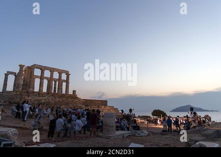 (200917) -- ATHEN, 17. September 2020 (Xinhua) -- Musiker spielen ein Musical vor den Ruinen des Tempels von Poseidon am Kap Sounion, etwa 70 km südöstlich von Athen, Griechenland, am 17. September 2020. Aus Anlass des 70. Jahrestages der Gründung der Griechischen Nationalen Tourismusorganisation (GNTO) und des 71. Jahrestages der Gründung der Volksrepublik China und des Herbstfestes wird ein Musical mit dem Titel "solange es Achäer gibt -- Variations on a Sunbeam' wurde am Donnerstag vor den Ruinen des emblematischen 2,500 Jahre alten Tempels von Poseidon, dem g inszeniert Stockfoto