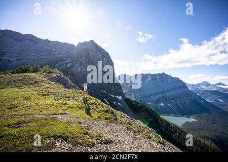 Wanderer, die während des Sonnenuntergangs im Sommer entlang des Sarrail Ridge wandern Stockfoto