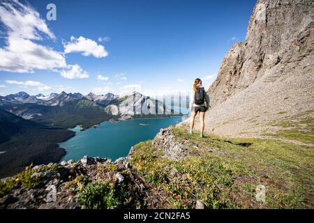 Wanderer mit Blick auf den Upper Kananaskis Lake bei Sonnenuntergang im Sommer Stockfoto