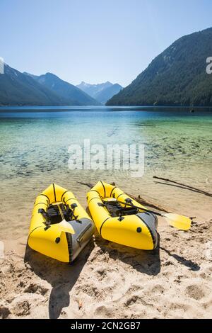 Zwei packrafts am Ufer eines türkisfarbenen Sees, Stockfoto