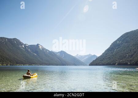 Rückansicht des man Paddling Schlauchboot auf Chilliwack Lake. Stockfoto