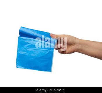 Weibliche Hand hält ein Bündel von blauen Plastiktüten für Müll Stockfoto