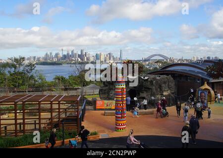 Panoramablick auf Sydneys entfernte Skyline vom Taronga Zoo Stockfoto