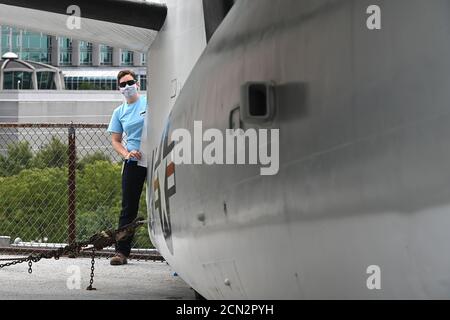 Ttrepid Aircraft Restoration Teammitglied Kate Good arbeitet an der Erneuerung des Heckabschnitts eines Grumman E-1B Tracers, der durch einen kürzlichen Windsturm auf dem Oberdeck des Intrepid Sea, Air & Space Museums beschädigt wurde.die Wiedereröffnung (September 25) für die Öffentlichkeit ist für den 17. September in New York, NY, geplant. 2020. Mehr als 200 Händedesinfektionsgeräte werden in den Ausstellungsstücken aufgestellt, Tickets werden zeitlich reserviert, Einwegschilder für den Fußgängerverkehr helfen den Besuchern bei der Navigation durch die Ausstellungen, die stündlich gereinigt und desinfiziert werden; der Zugang zu Concord, U-Boot und Lebensmitteldiensten bleibt geschlossen. (Anthony Stockfoto