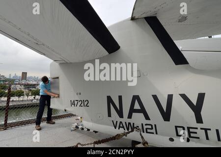 Ttrepid Aircraft Restoration Teammitglied Kate Good arbeitet an der Erneuerung des Heckabschnitts eines Grumman E-1B Tracers, der durch einen kürzlichen Windsturm auf dem Oberdeck des Intrepid Sea, Air & Space Museums beschädigt wurde.die Wiedereröffnung (September 25) für die Öffentlichkeit ist für den 17. September in New York, NY, geplant. 2020. Mehr als 200 Händedesinfektionsgeräte werden in den Ausstellungsstücken aufgestellt, Tickets werden zeitlich reserviert, Einwegschilder für den Fußgängerverkehr helfen den Besuchern bei der Navigation durch die Ausstellungen, die stündlich gereinigt und desinfiziert werden; der Zugang zu Concord, U-Boot und Lebensmitteldiensten bleibt geschlossen. (Anthony Stockfoto