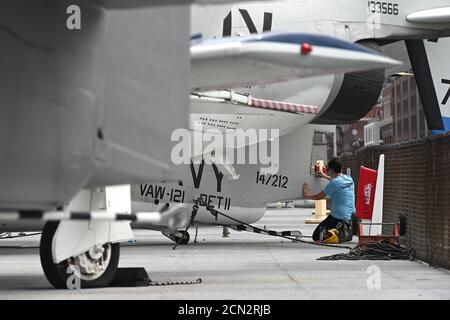 Ttrepid Aircraft Restoration Teammitglied Kate Good arbeitet an der Erneuerung des Heckabschnitts eines Grumman E-1B Tracers, der durch einen kürzlichen Windsturm auf dem Oberdeck des Intrepid Sea, Air & Space Museums beschädigt wurde.die Wiedereröffnung (September 25) für die Öffentlichkeit ist für den 17. September in New York, NY, geplant. 2020. Mehr als 200 Händedesinfektionsgeräte werden in den Ausstellungsstücken aufgestellt, Tickets werden zeitlich reserviert, Einwegschilder für den Fußgängerverkehr helfen den Besuchern bei der Navigation durch die Ausstellungen, die stündlich gereinigt und desinfiziert werden; der Zugang zu Concord, U-Boot und Lebensmitteldiensten bleibt geschlossen. (Anthony Stockfoto