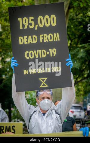 USA. September 2020. Am 17. September versammelten sich 2020 Aktivisten des Extinction Rebellion NYC und des Animal Rebellion NYC am Foley Square für eine gewaltfreie direkte Aktion, die Tiergerechtigkeit, Klimagerechtigkeit und Rassengerechtigkeit mit der aktuellen COVID-19-Krise im öffentlichen Gesundheitswesen verbindet, die ihrer Meinung nach die Regierung schrecklich misshandelt hat. (Foto von Erik McGregor/Sipa USA) Quelle: SIPA USA/Alamy Live News Stockfoto