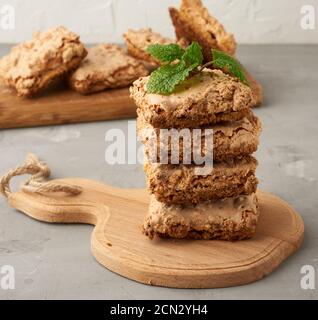 Gebackene Krakauer Meringuekekse auf einem Holzbrett, köstliches Dessert mit geschlagenem Eiweiß Stockfoto